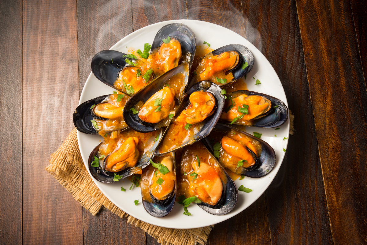 La Cucina Tradizionale Abruzzese: piatto di cozze cotte condite con zafferano
