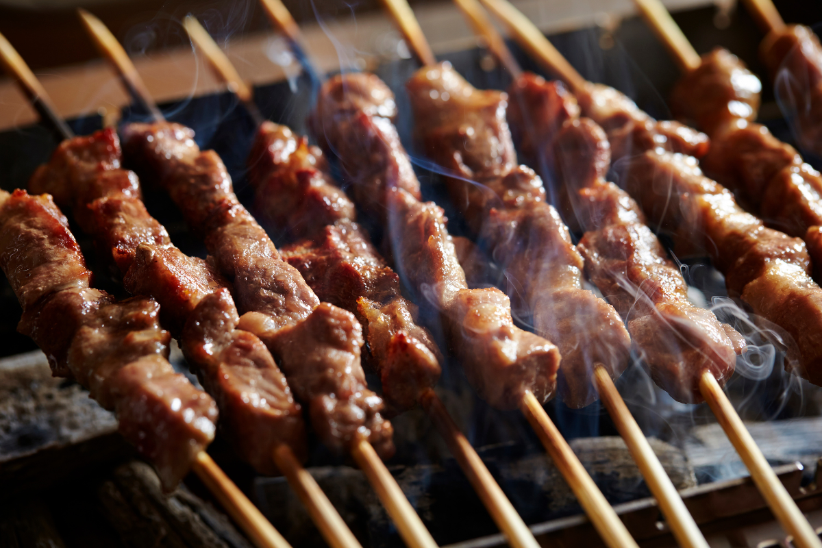 Cottura alla brace dei tipici arrosticini abruzzesi