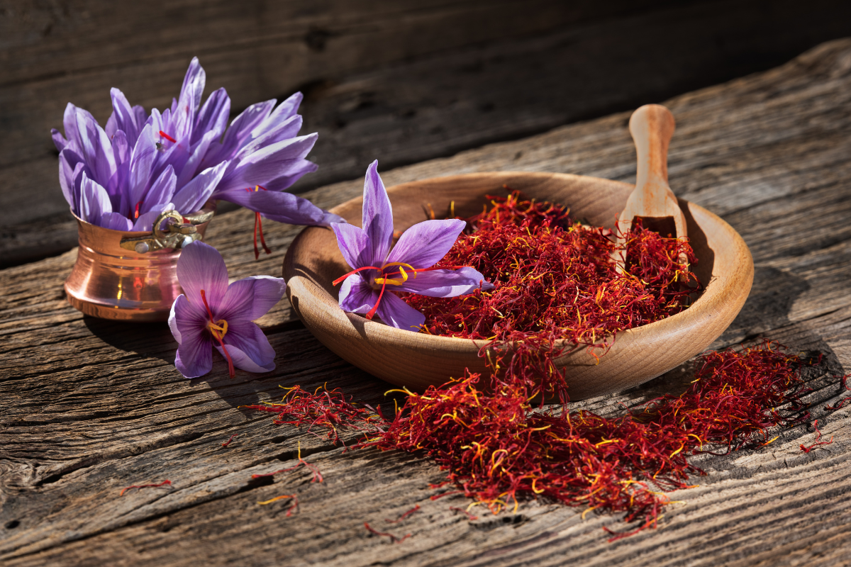 Piatto di fiori e pistilli di zafferano abruzzese