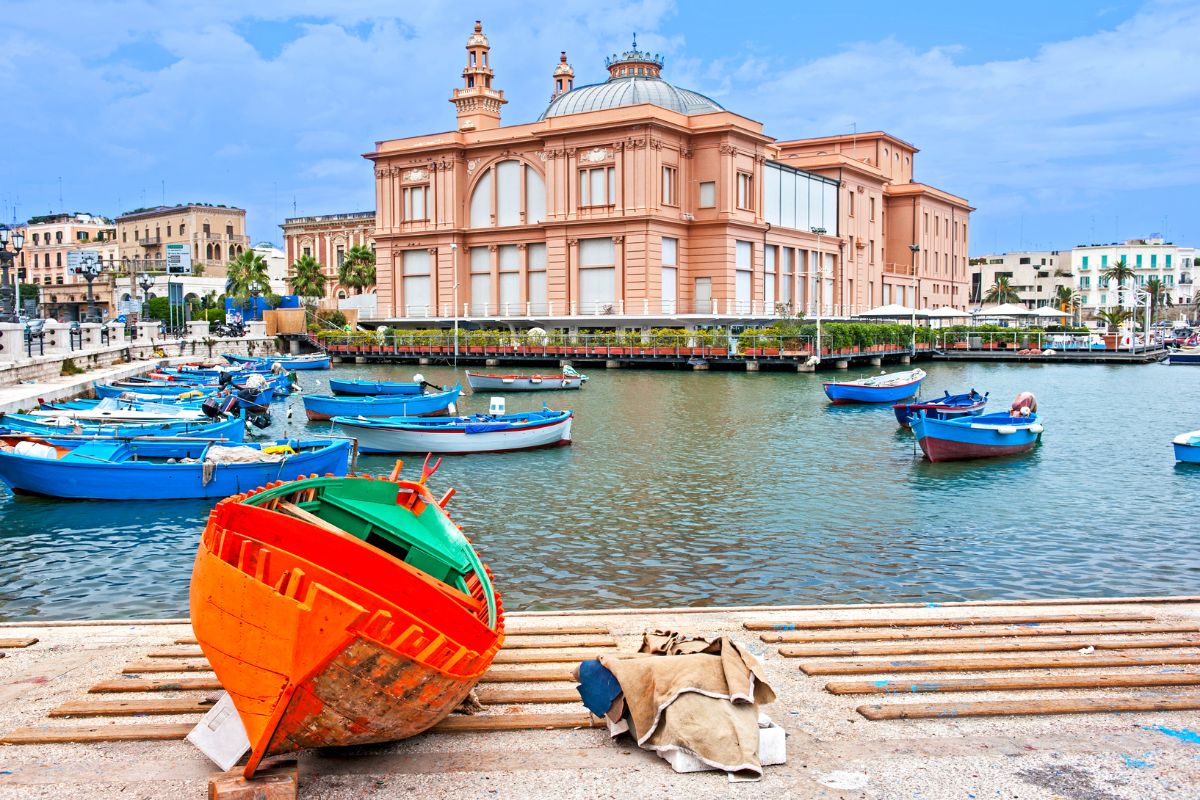 Teatro Margherita con dettaglio barche pescatori a Bari 
