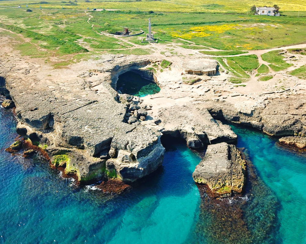 Cose da vedere assolutamente in Puglia: Grotta della Poesia a Roca Vecchia, penisola salentina