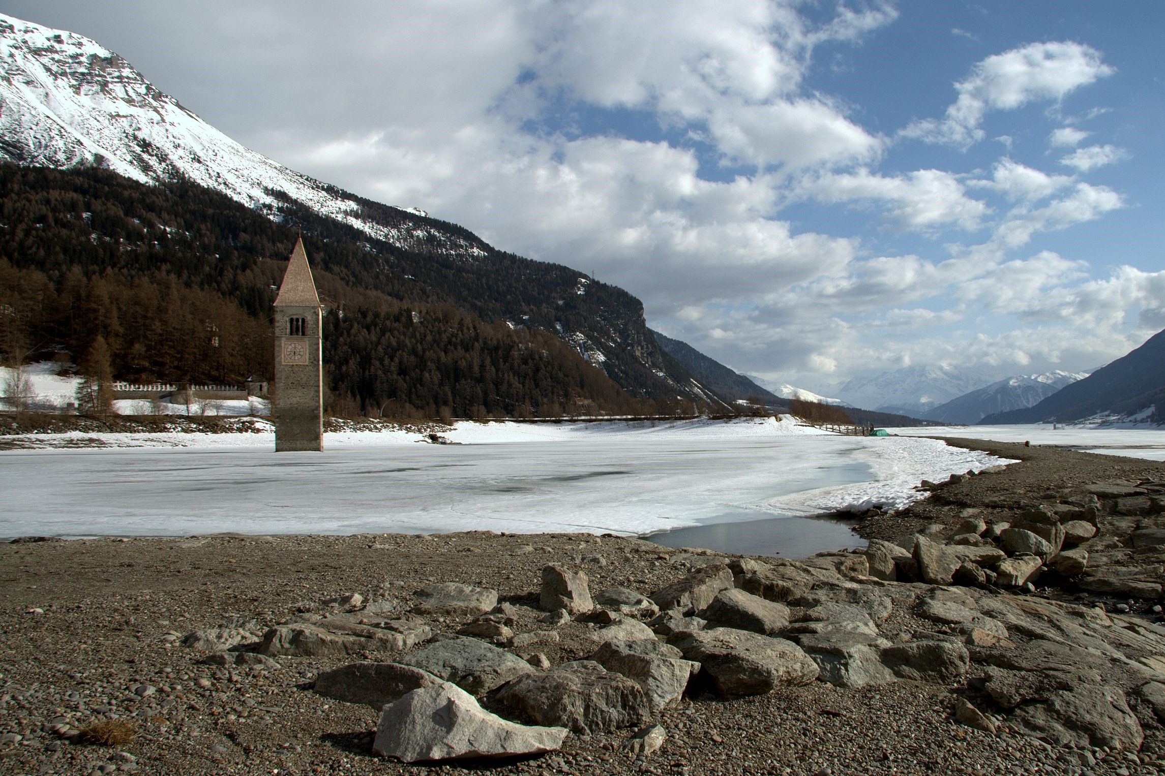 La magia del Lago di Resia in Val Venosta 4 Il lago di Resia ghiacciato in inverno