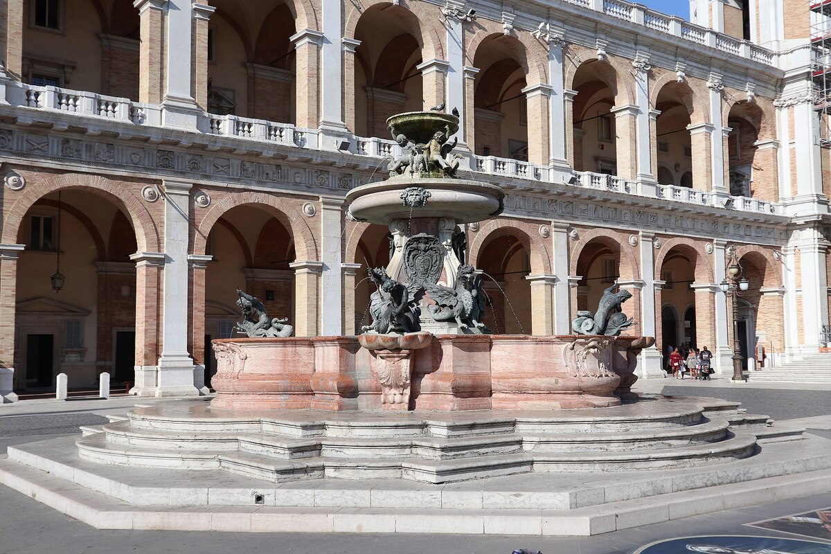 Loreto, Fontana Maggiore, Carlo Maderno e Giovanni Fontana