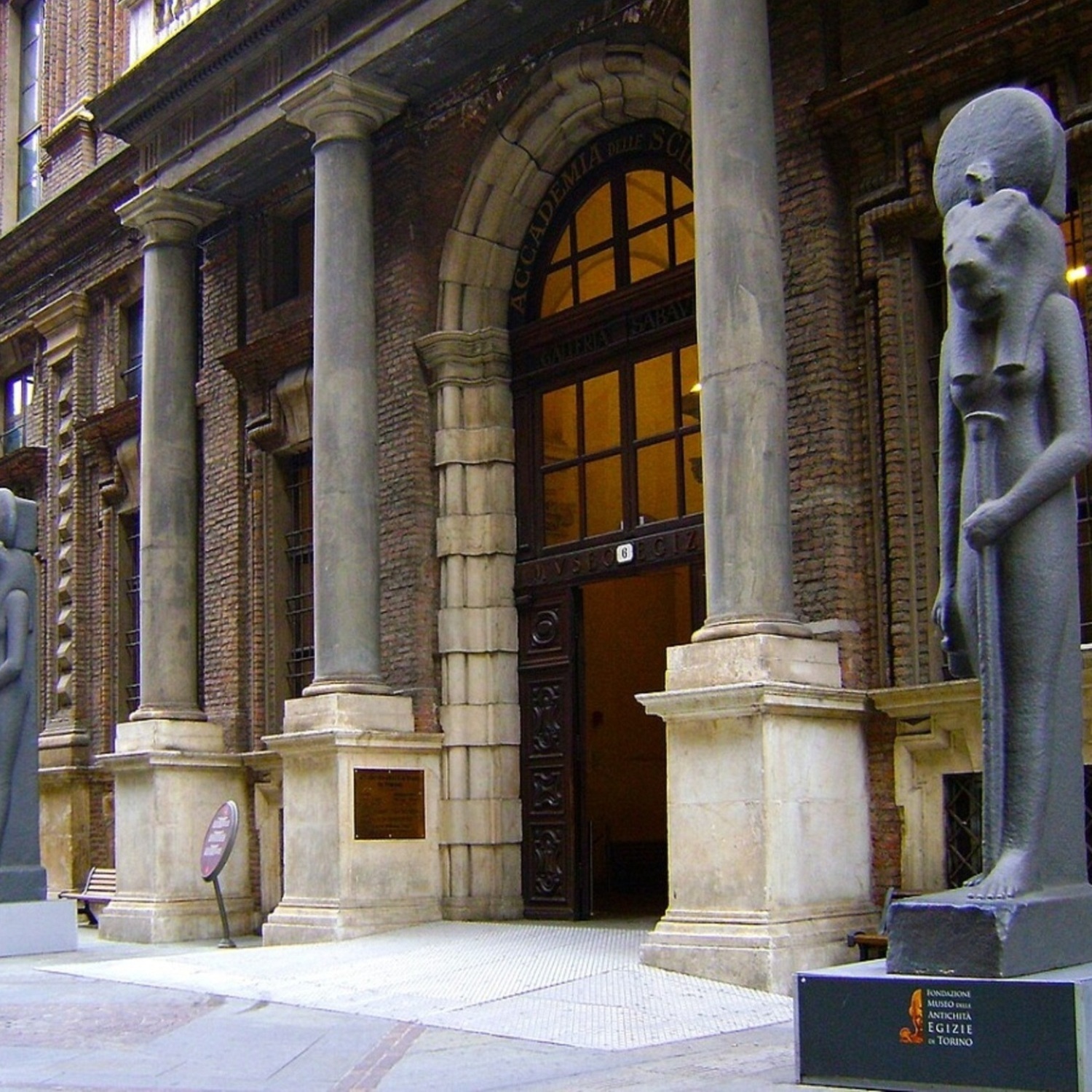 Museo Egizio di Torino, ingresso centrale con colonne e statue