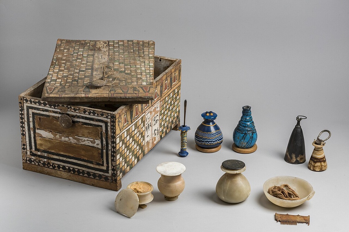 200 anni del Museo Egizio di Torino 3 Museo Egizio di Torino, piccoli vasi e cofanetto