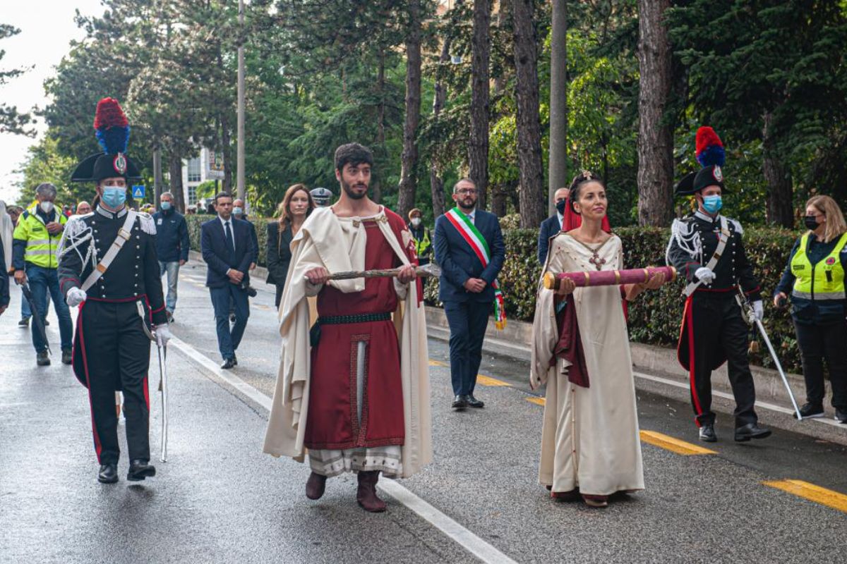 Corteo della Perdonanza Celestiniana con la Dama della Bolla e il Giovin Signore 