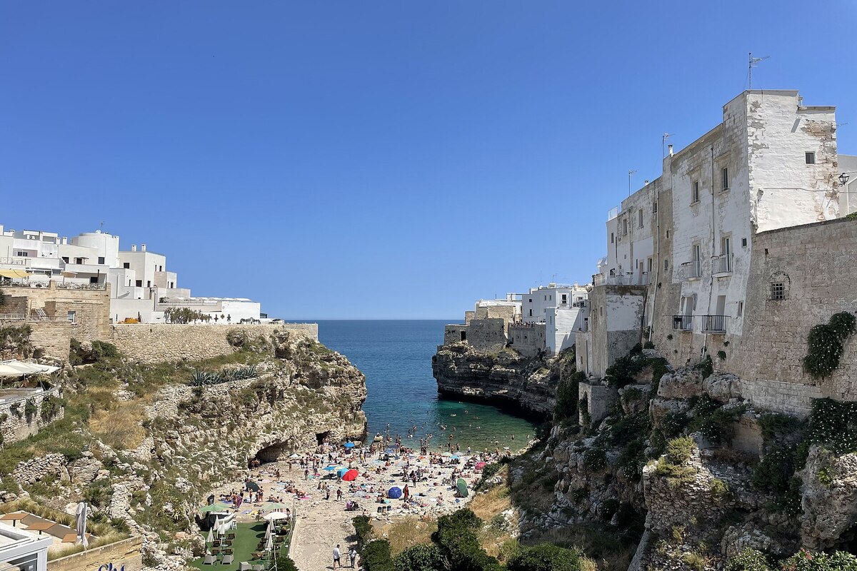 Weekend Polignano a Mare Lama Monachile, spiaggia con scogliere