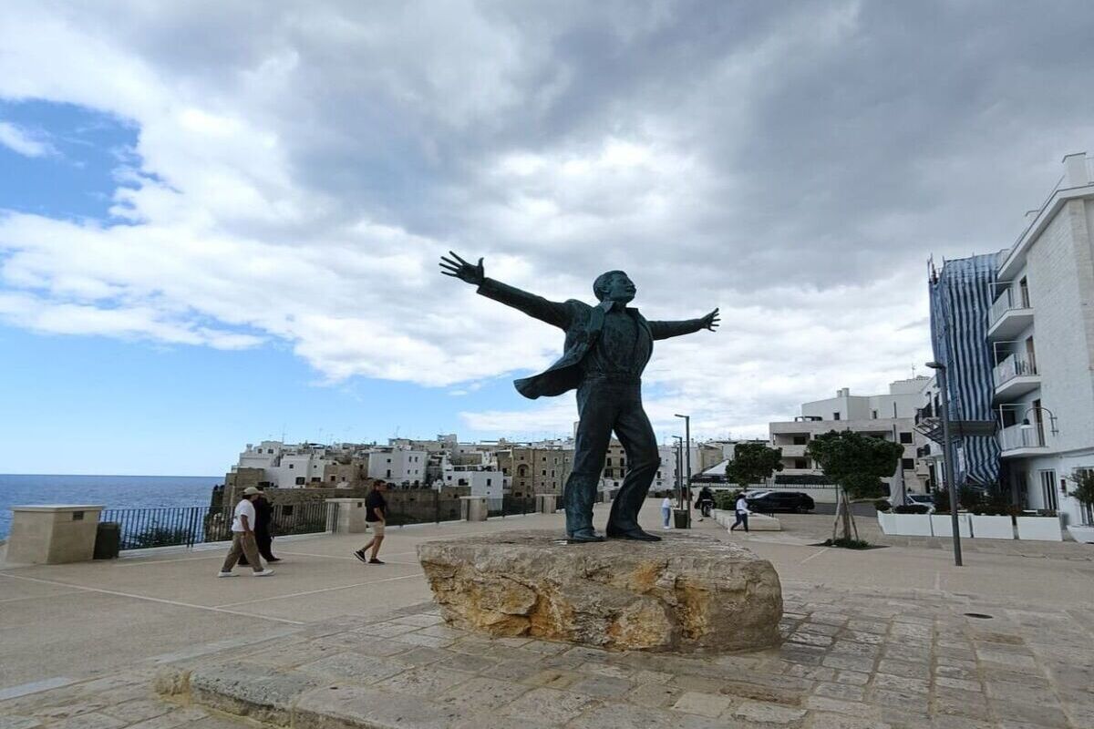 Weekend Polignano a Mare statua di Domenico Modugno