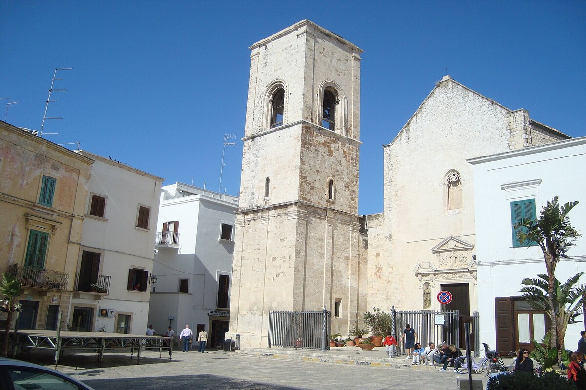 Weekend a Polignano a Mare centro storico, co una chiesa e piazza centrale