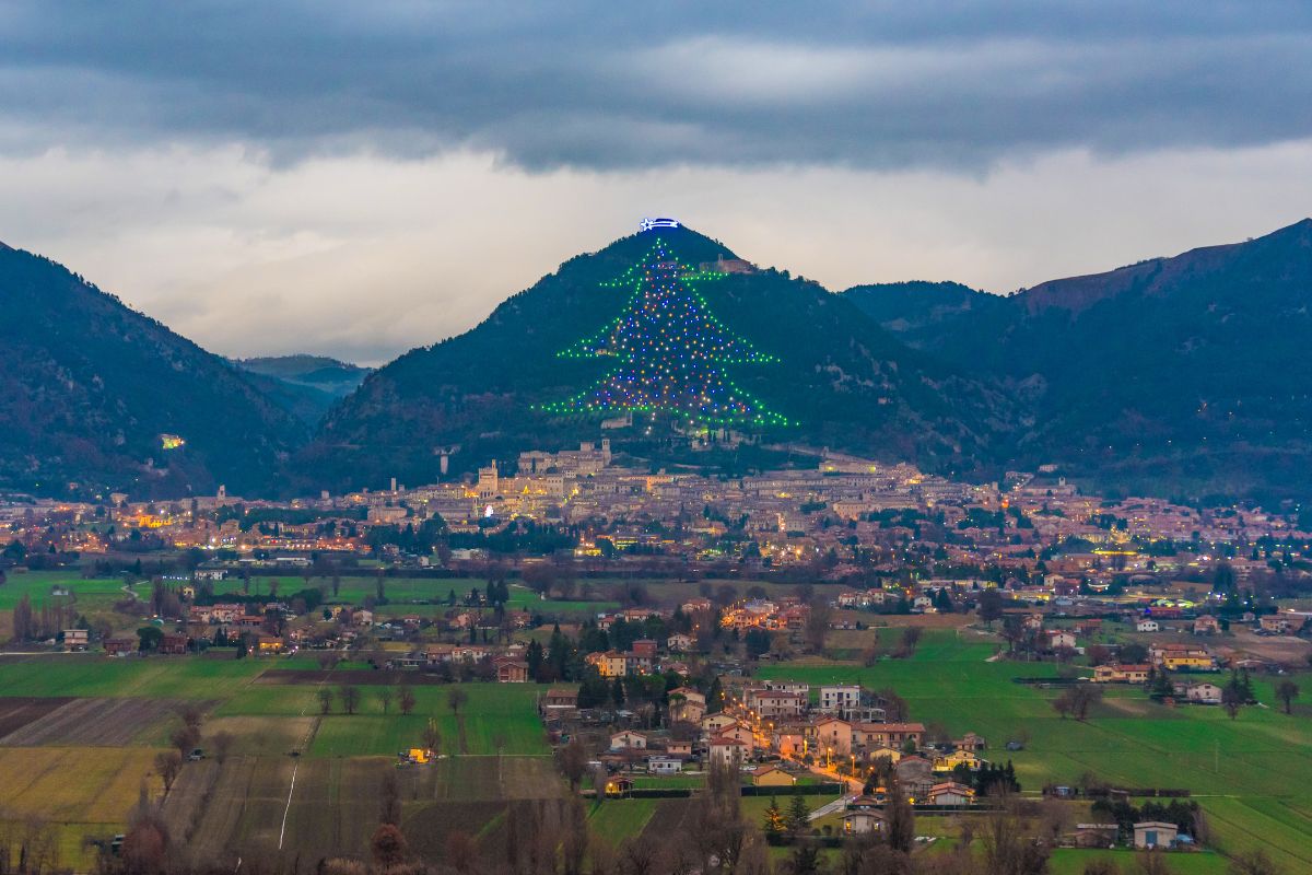 Albero di Natale di Gubbio di giorno 