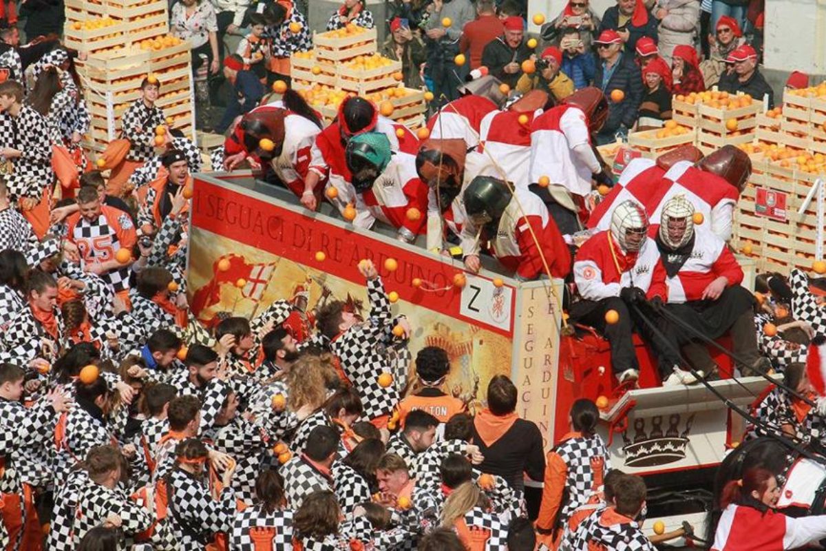 Carnevali più famosi d’Italia - Carnevale di Ivrea con la celebre battaglia delle arance 