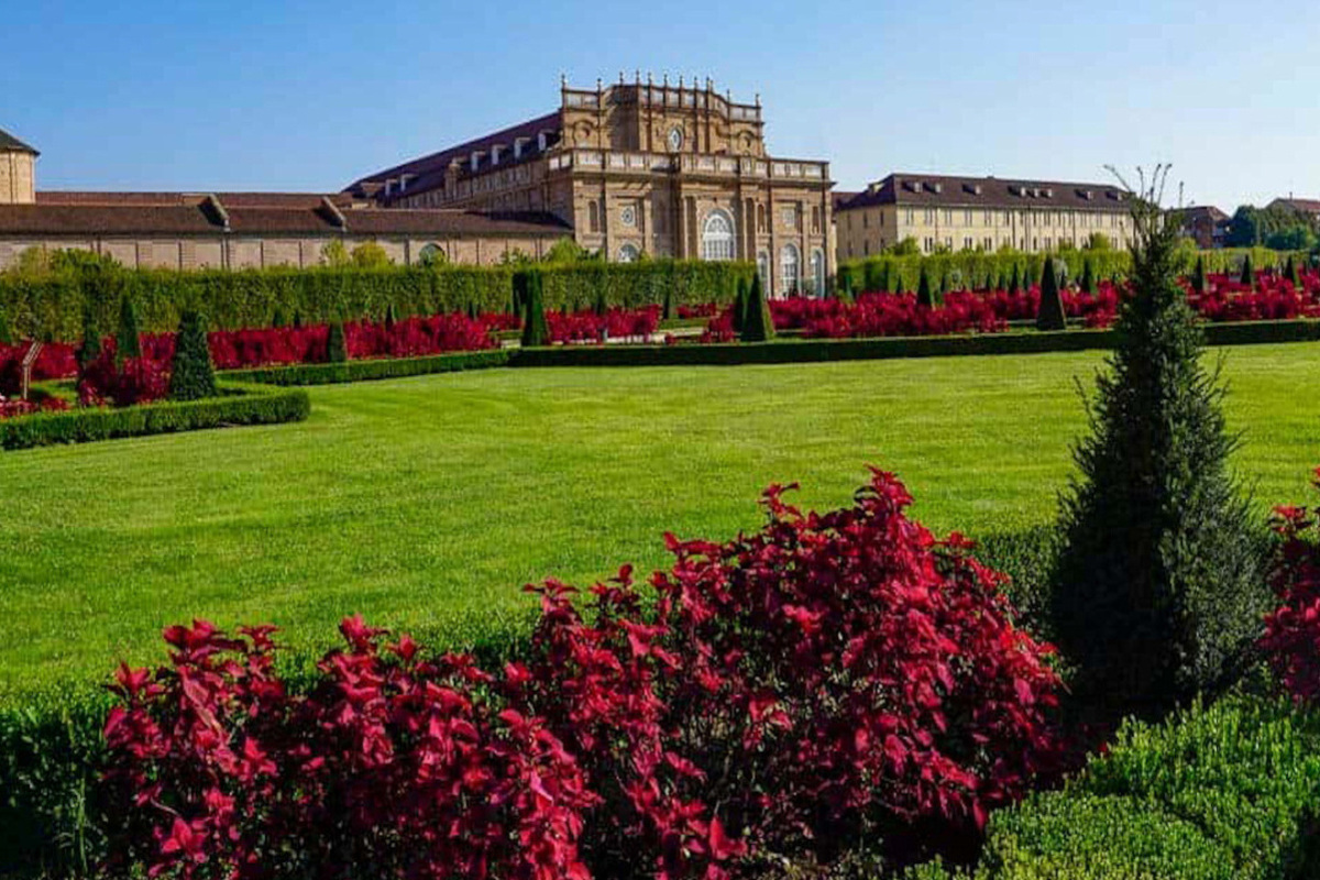 castelli del Piemonte Reggia di Venaria Reale, vusta del castello circondato da fiori e vasto prato 