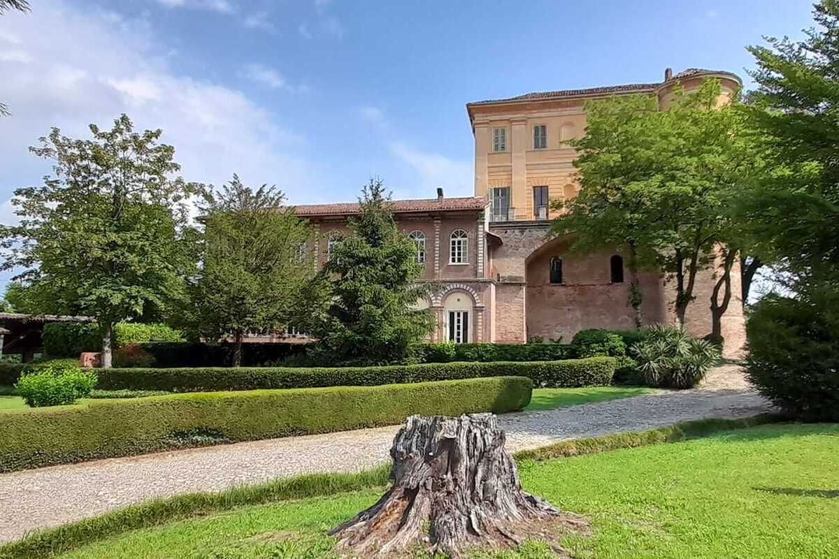 catelli del Piemonte Castello di Uviglie, vista frontale del casetlelo immerso nel verde