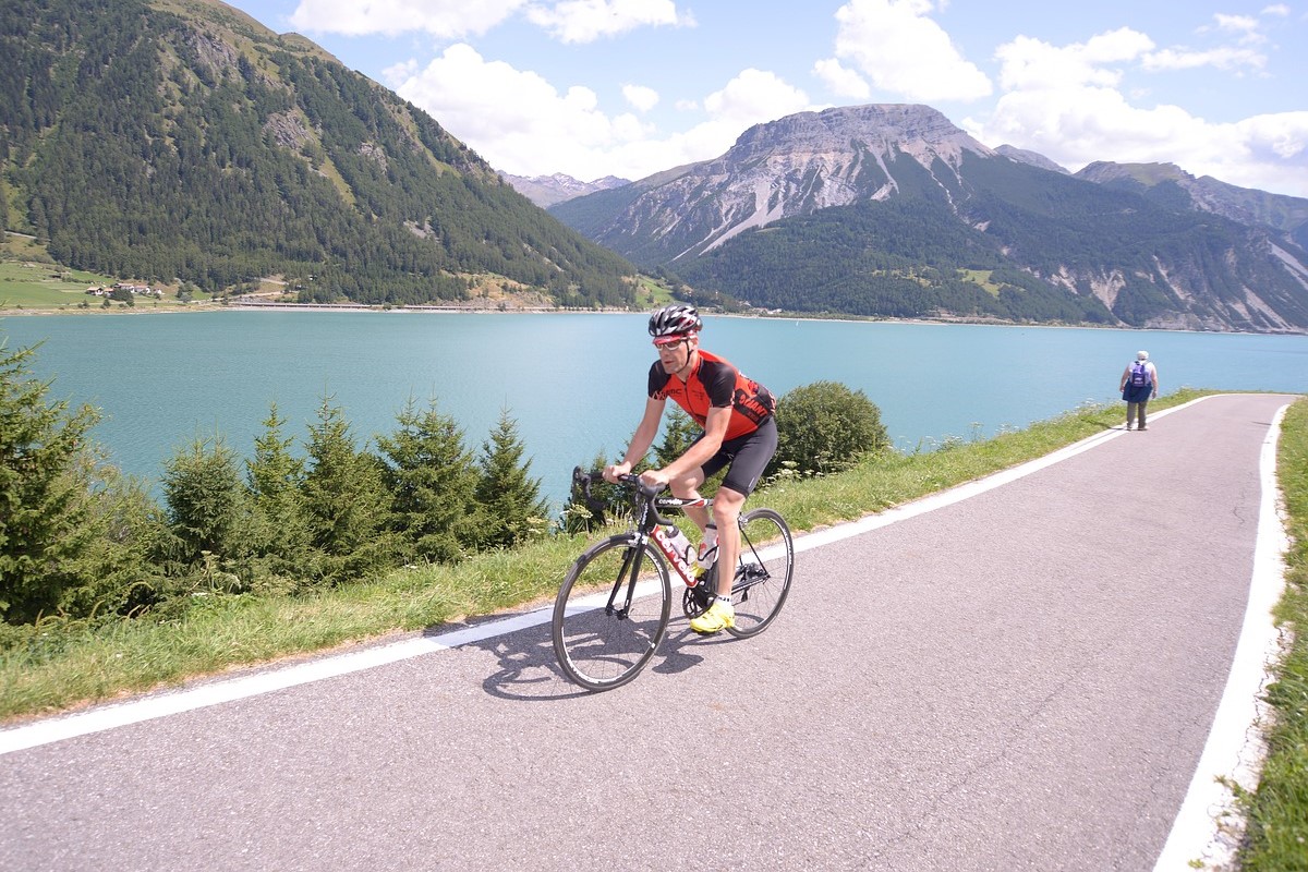 La magia del Lago di Resia in Val Venosta 3 La ciclabile della Val Venosta percorre l'intero perimetro del Lago di Resia