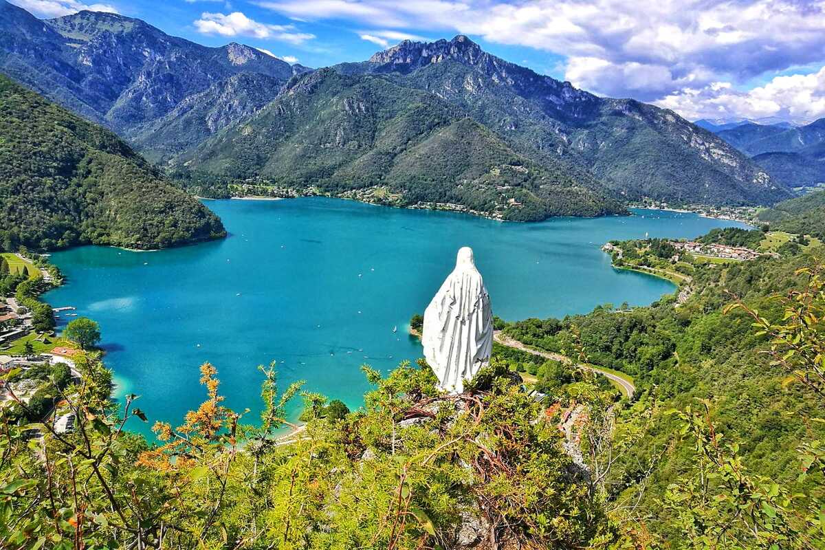 Giornata Internazionale del Picnic: 10 luoghi da Nord a Sud 5 giornata nazionale del picnic Lago di Ledro, Trento, vista del lago con madonnina