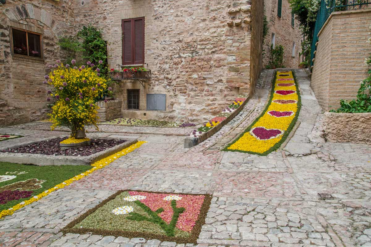 Infiorate d'Italia 2024: ecco le più belle 11 infiorate d'Italia Roccascalegna, decorazioni di fiori su una strada di colore giallo e cuori rossi