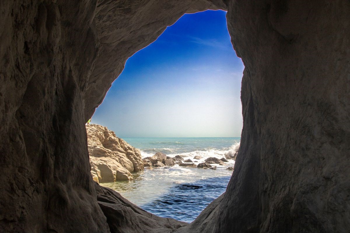 Le Marche: storia, territorio, cultura e tradizioni 3 Scorcio dall'interno di una grotta nella Riviera del Conero, nelle Marche