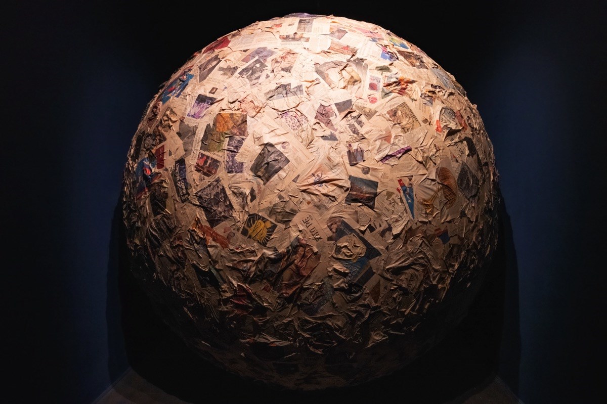 Grande sfera di giornali, 1966 - 2023 Polistirene, giornali pressati / polystyrene, Courtesy Cittadellarte - Fondazione Pistoletto, Biella Prodotto da DART – Chiostro del Bramante