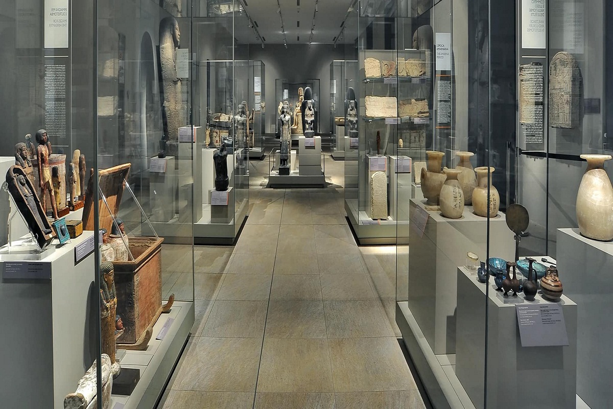 200 anni del Museo Egizio di Torino 6 Museo egizio Torino Sala dedicata a Deir el-Medina vasi e oggetti vari della divinità racchiusi in campane di vetro