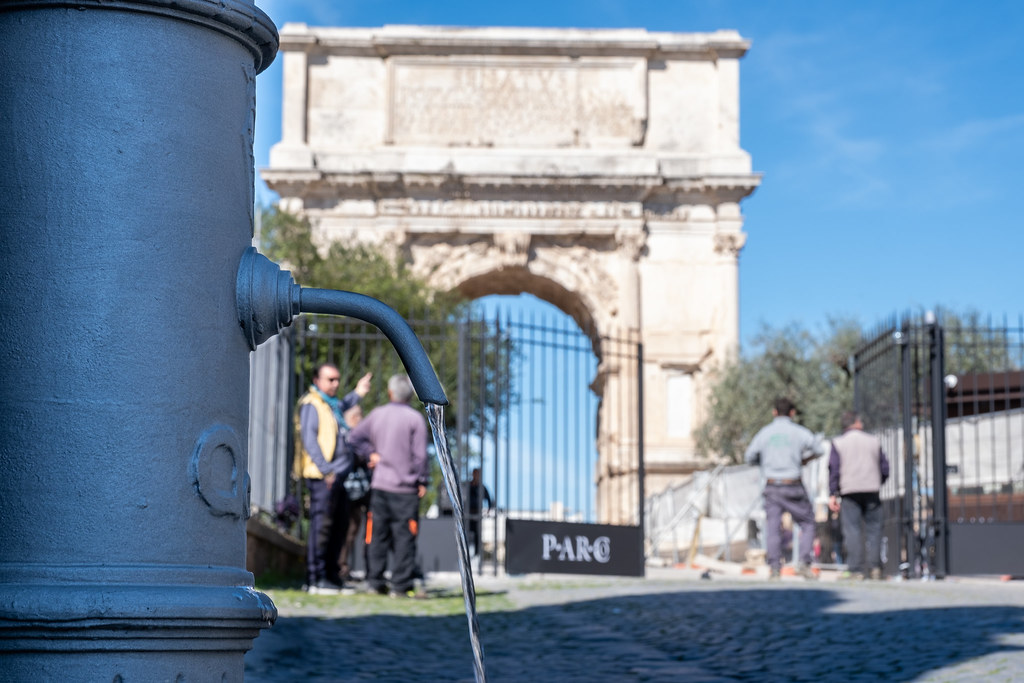 Nasone di Roma e sullo sfondo Arco di Tito Credits Gruppo Acea
