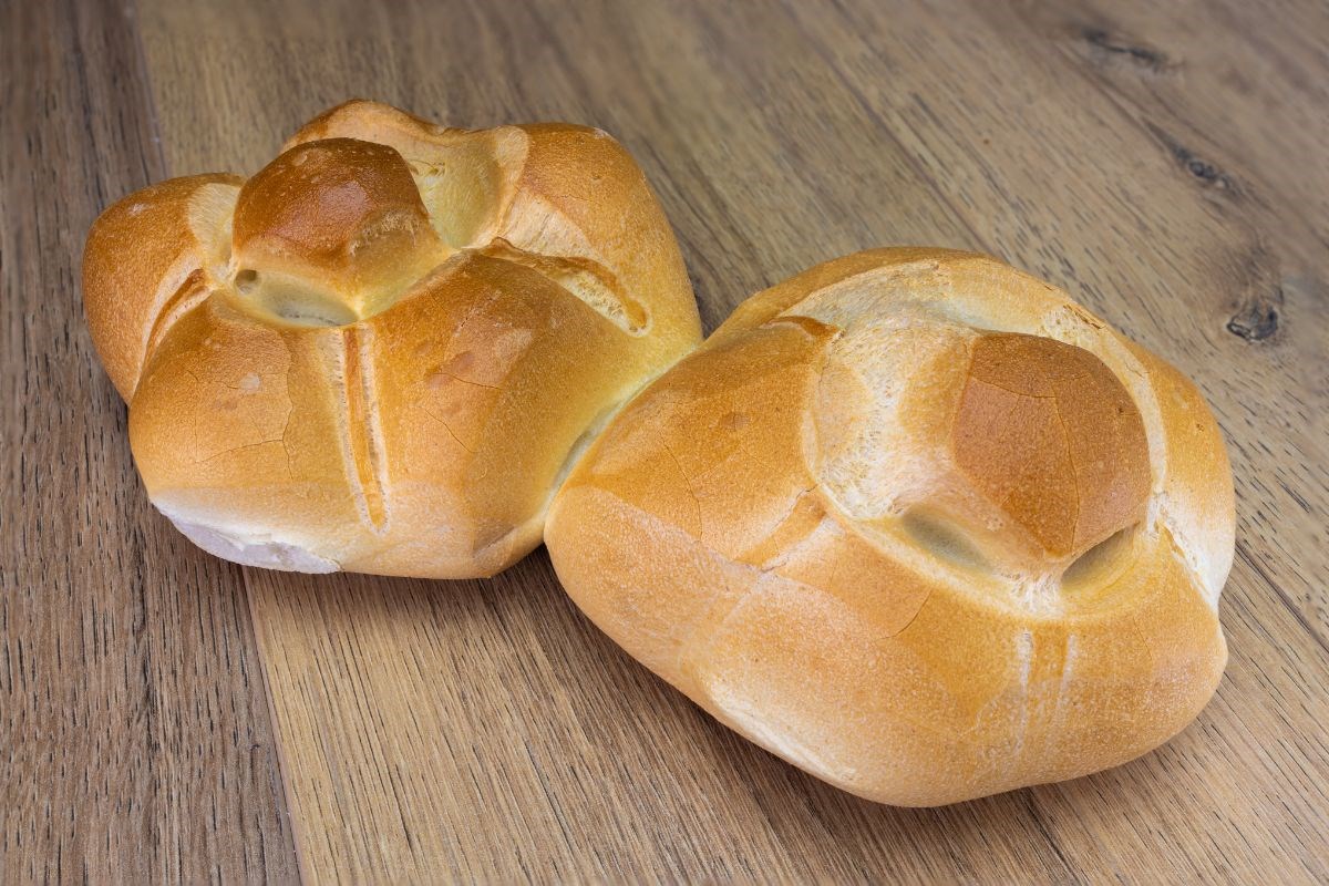 Pane italiano: scopri varietà e curiosità 2 Michetta, il tipico pane milanese a forma di rosa