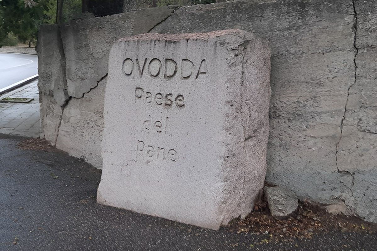 Pane italiano: scopri varietà e curiosità 4 Pietra di granito posta all'ingresso del grazioso borgo di Ovodda (Nuoro) denominato "paese del pane"