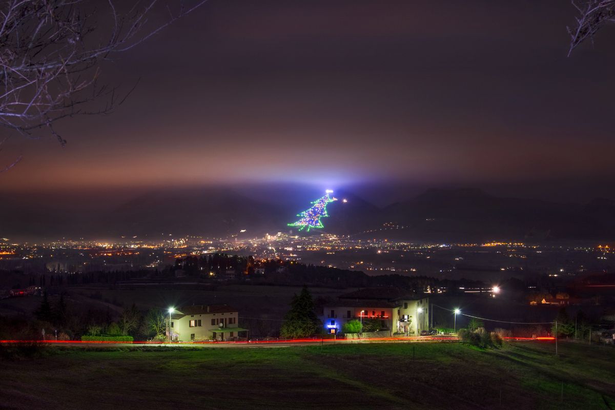Panorama di Gubbio con l’Albero di Natale sullo sfondo 