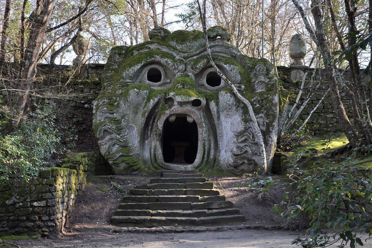 Parchi da visitare con bambini: gli insoliti 1 parchi da visitare con bambini Parco di Bomarzo, viso in poetra con bocca aperta una scalinata in pietra