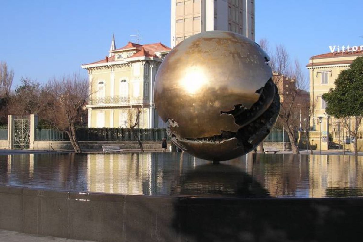Pesaro Capitale della Cultura 2024 4 La Sfera di Arnaldo Pomodoro