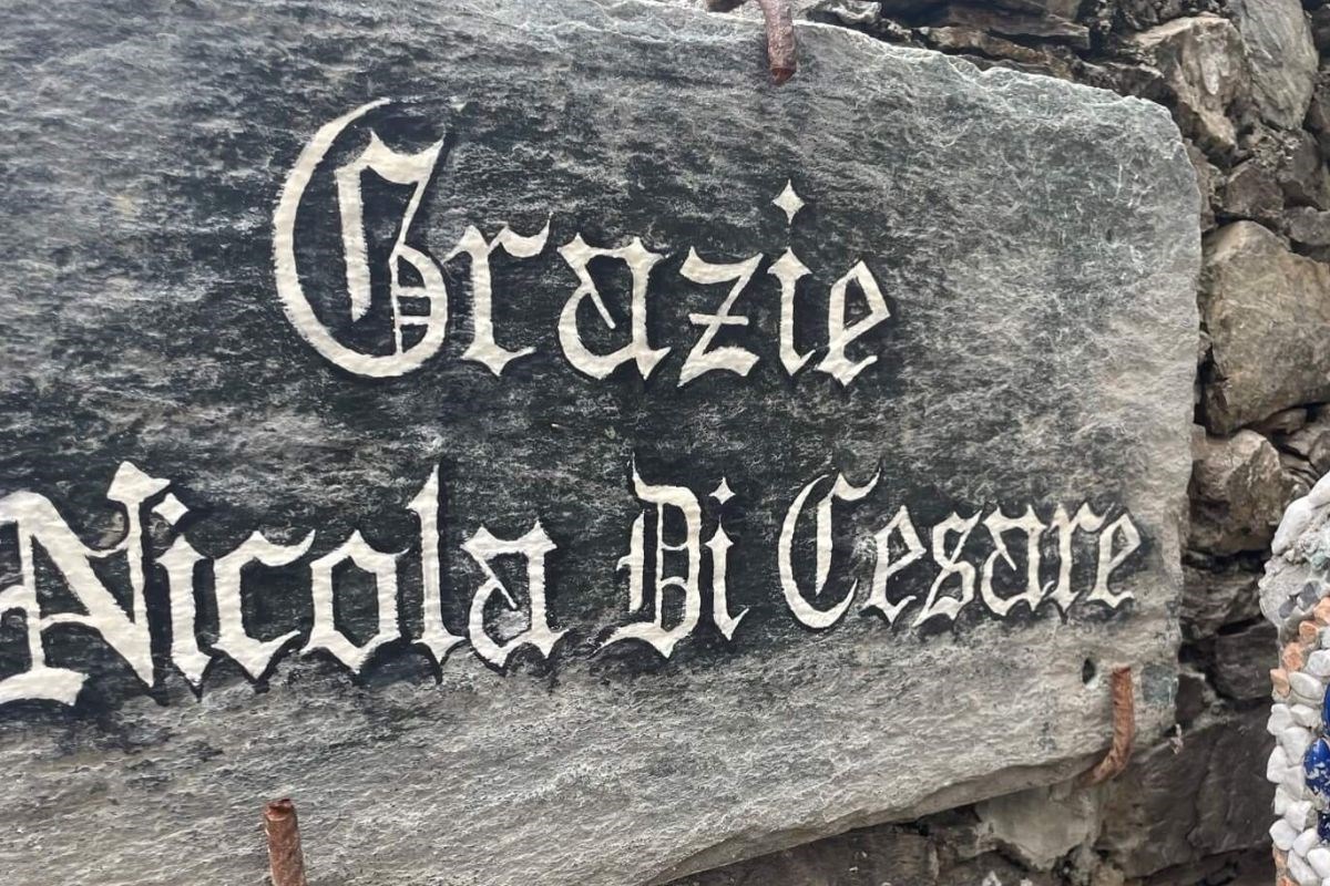 Scritta dedicata all’artista Nicola di Cesare