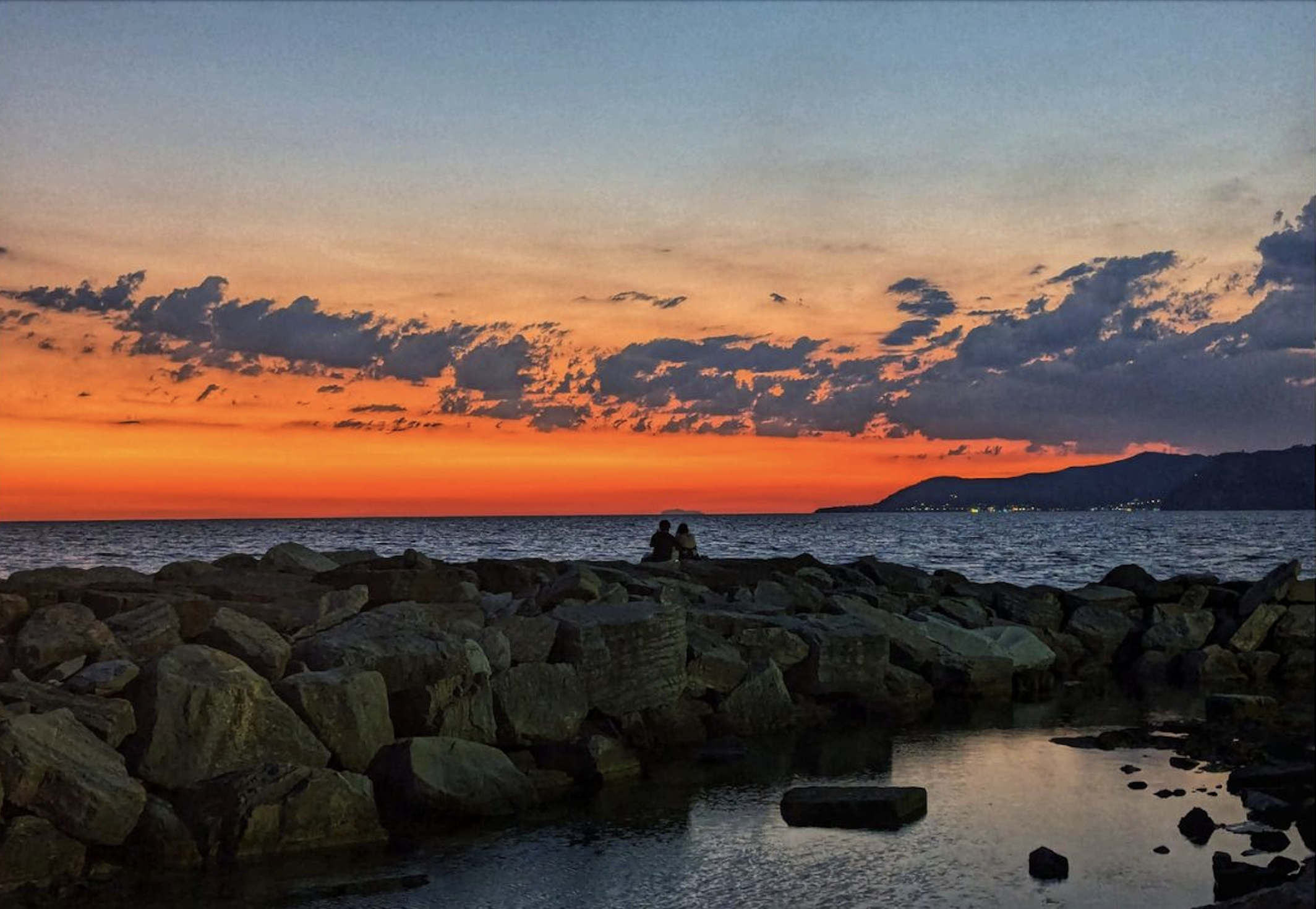 Pollica: mare, montagna e Dieta Mediterranea in Cilento 4 Pollica - Cilento - Acciaroli: Suggestivo tramonto ad Acciaroli - sullo sfondo l’isola di Capri
