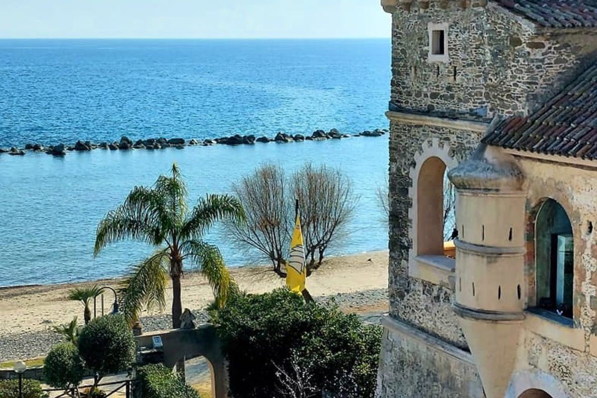 Pollica: mare, montagna e Dieta Mediterranea in Cilento 6 Pollica, frazione di Pioppi. Veduta del Palazzo Vinciprova sede del Museo Vivente della Dieta Mediterranea