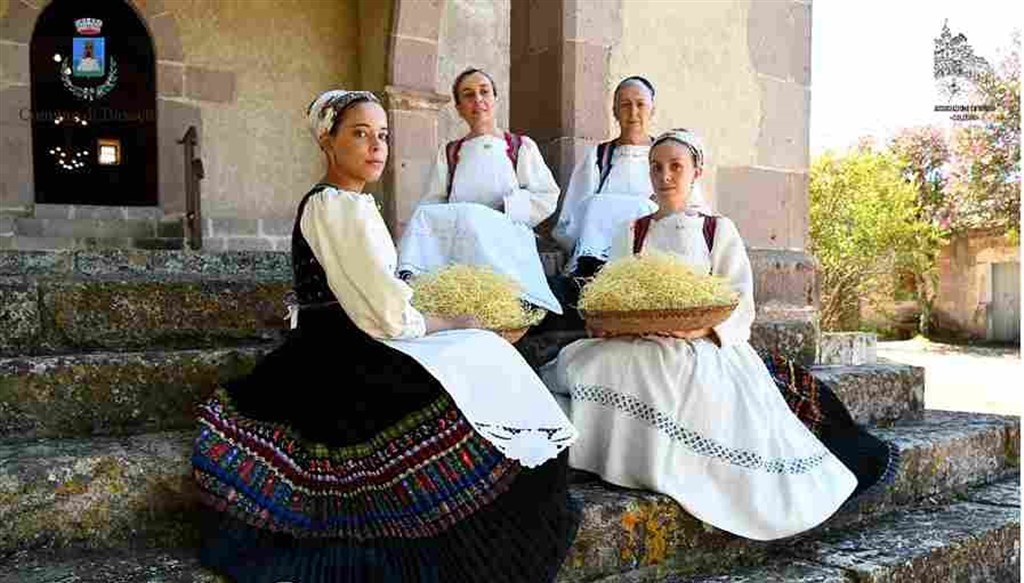 Sagra de Su Succu a Busachi, meta insolita per la Sardegna 1 Donne con costumi tipici della Sagra de Su Succu