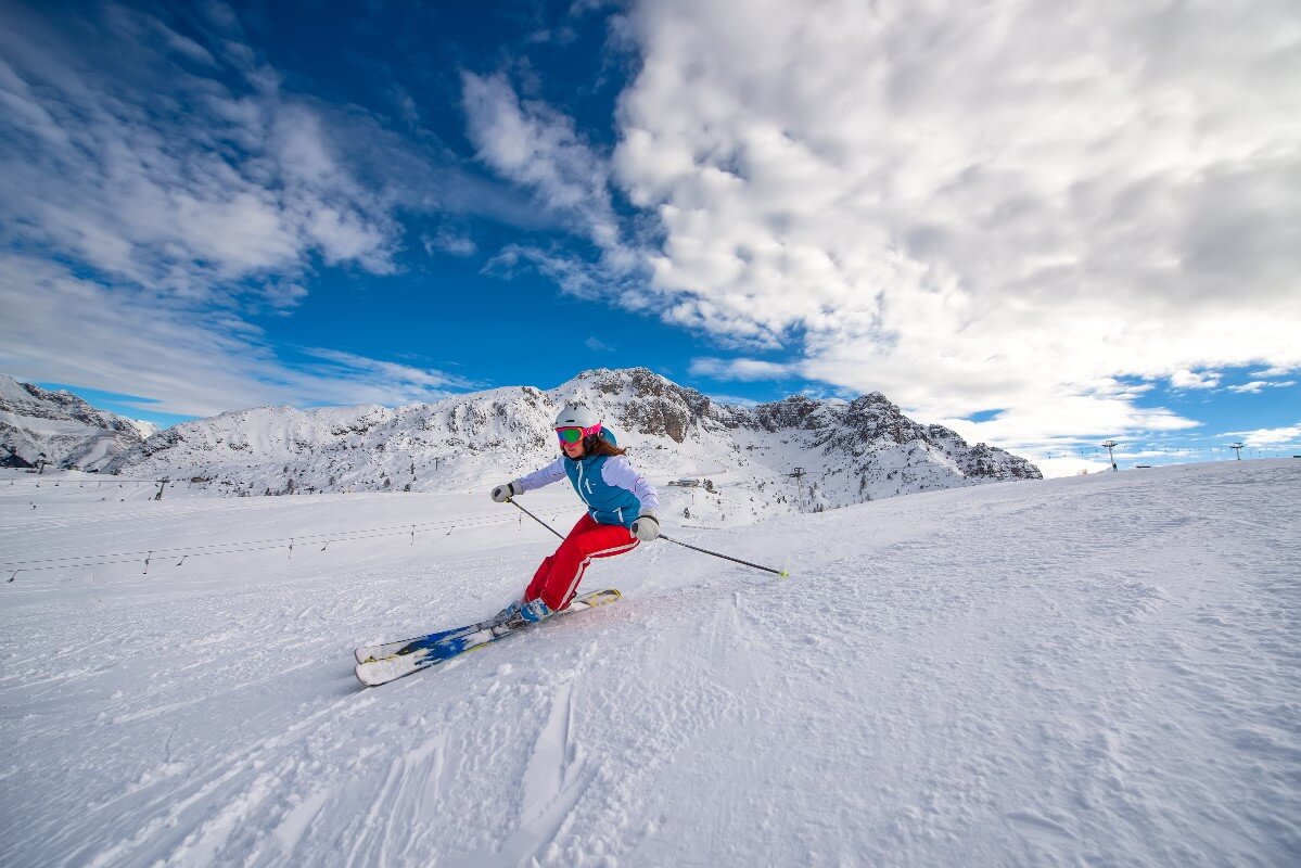 Sciatrice sulle montagne - Sport invernali