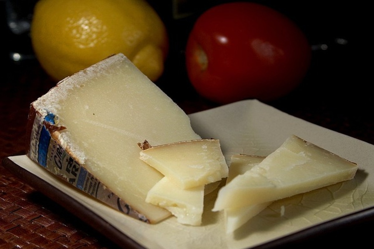 Specialità sarde: pecorino sardo DOP su un piatto bianco