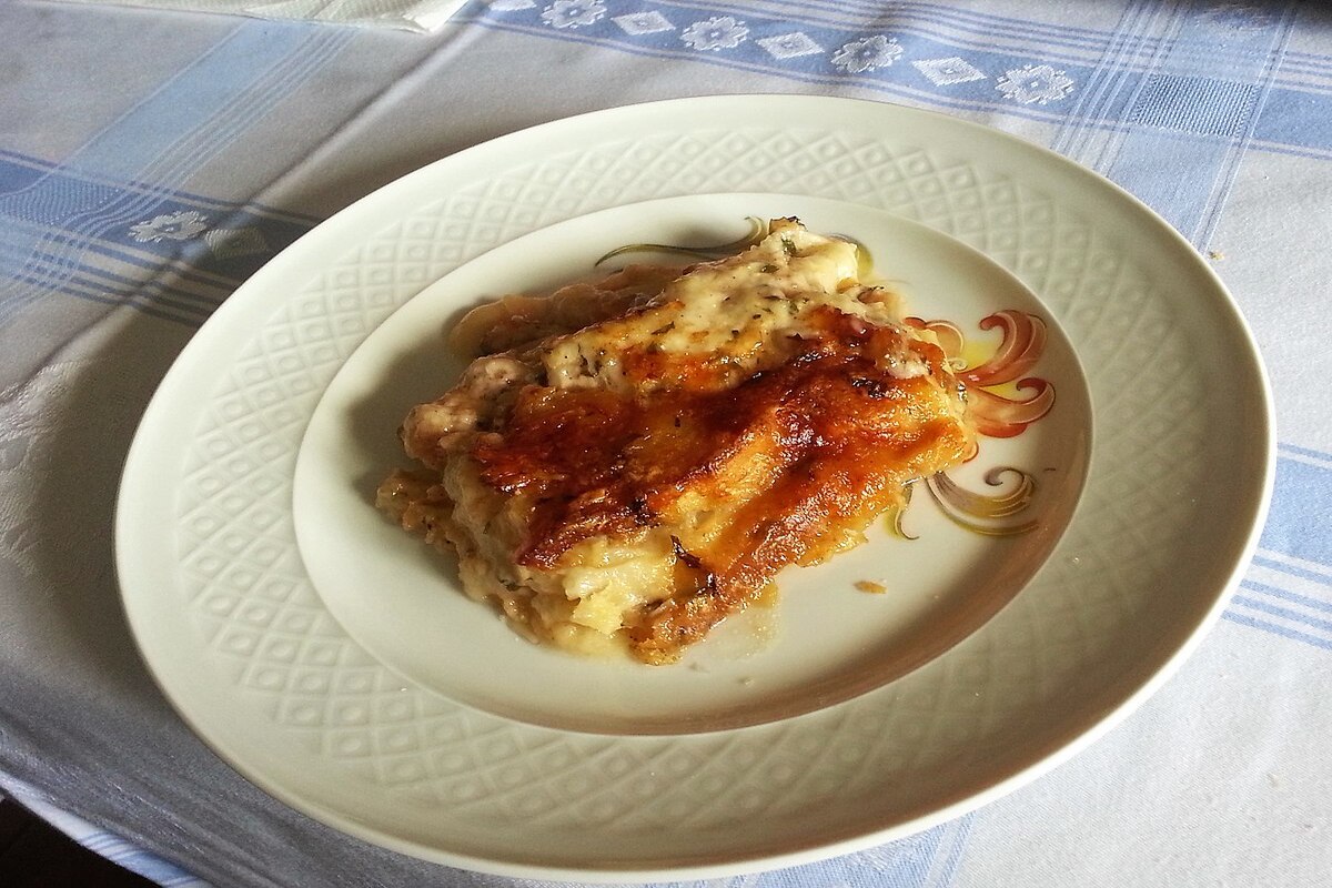 specialità sarde:zuppa gallurese su un piatto bianco