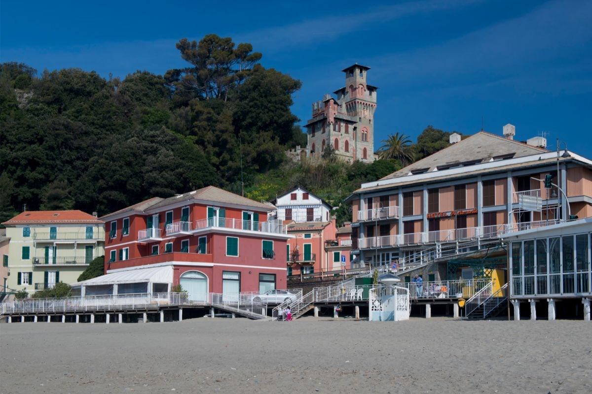 Spiaggia di Moneglia in Liguria, sotto il Castello Monleone