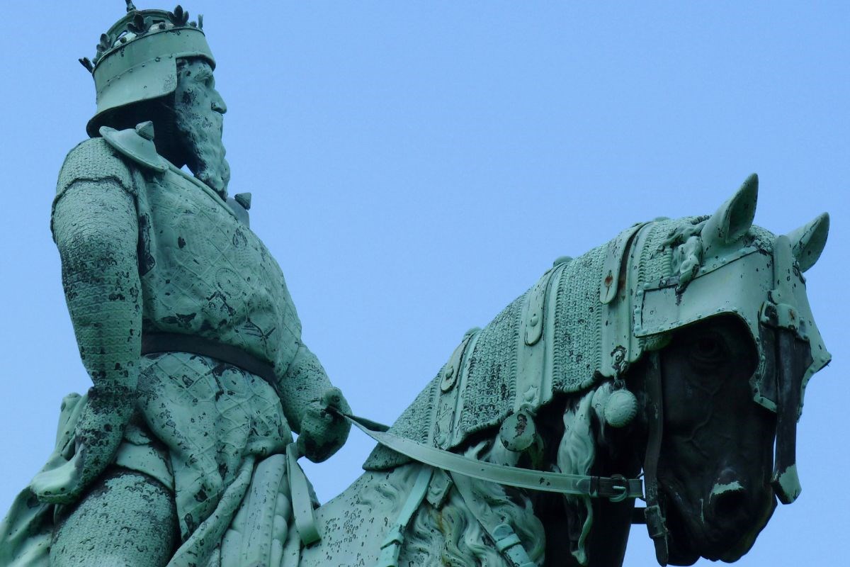La Lombardia: un vasto territorio di rara bellezza 8 Statua di Federico Barbarossa