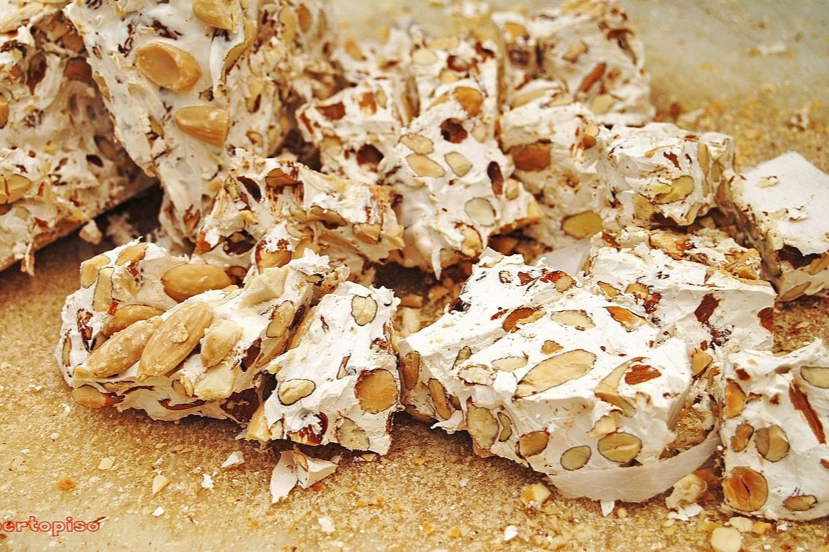 Il Natale tra i dolci tipici del Bel Paese 18 Dolci natalizi, torrone bianco di mandorle