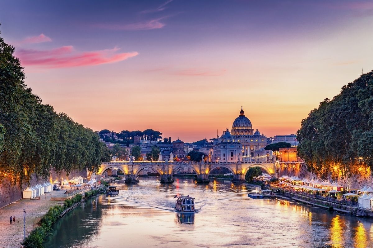 Unesco, centro storico di Roma, veduta del Tevere e della Basilica di San Pietro 