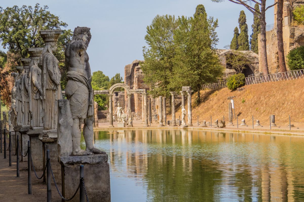 Unesco, Villa Adriana a Tivoli- Resti dell'elegante colonnato con canopi intorno alla piscina-canale
