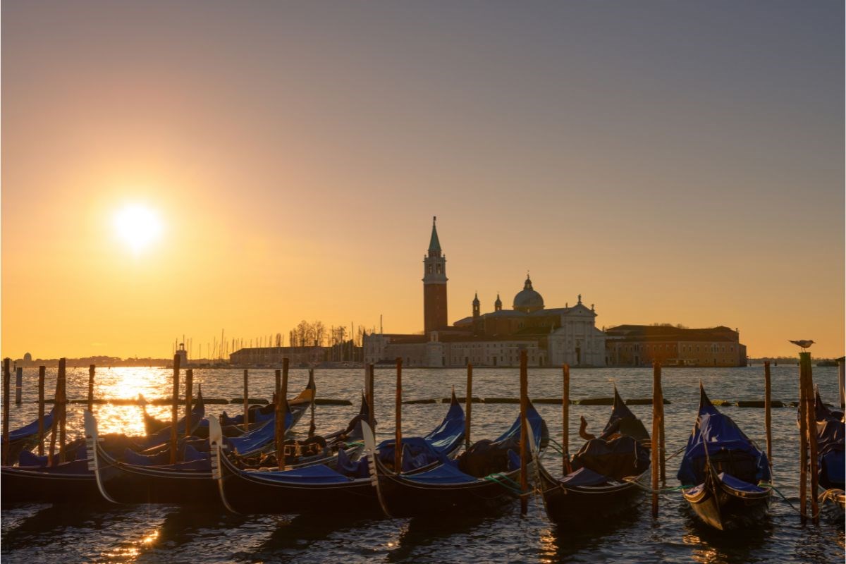Il Veneto scrigno di bellezze naturali e tesori d’arte 3 Veneto, gondole a Venezia di fronte all’Isola di San Giorgio
