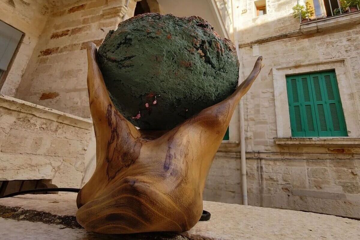 weekend Polignano a Mare Vico Porto Raguseo, scultura in legno con una grande roccia centrale
