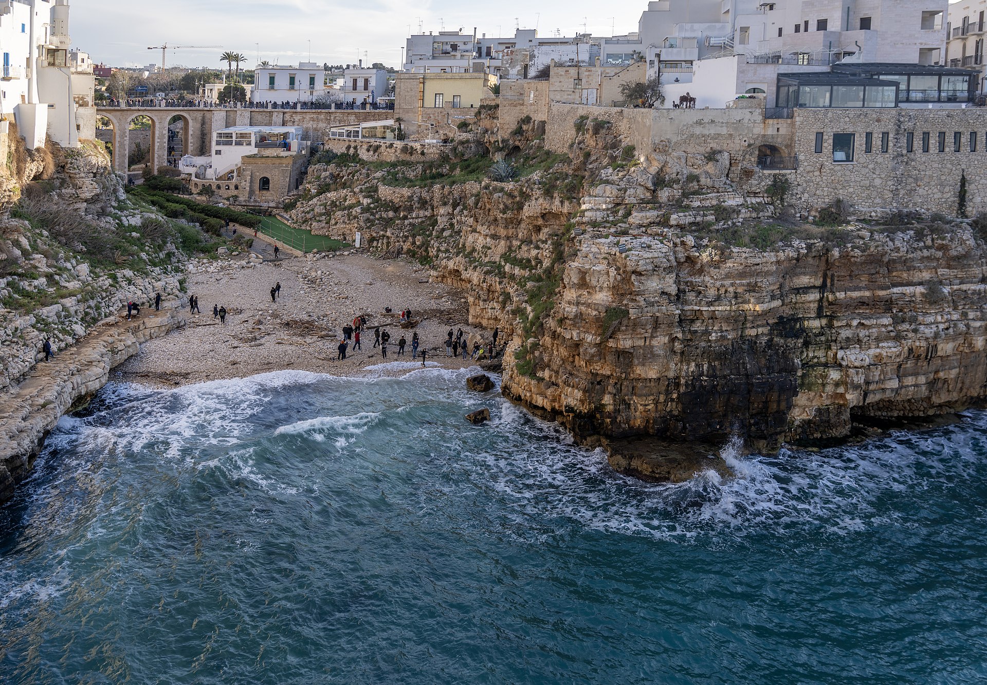 weekend a Polignano a Mare, scogliera con mare e case