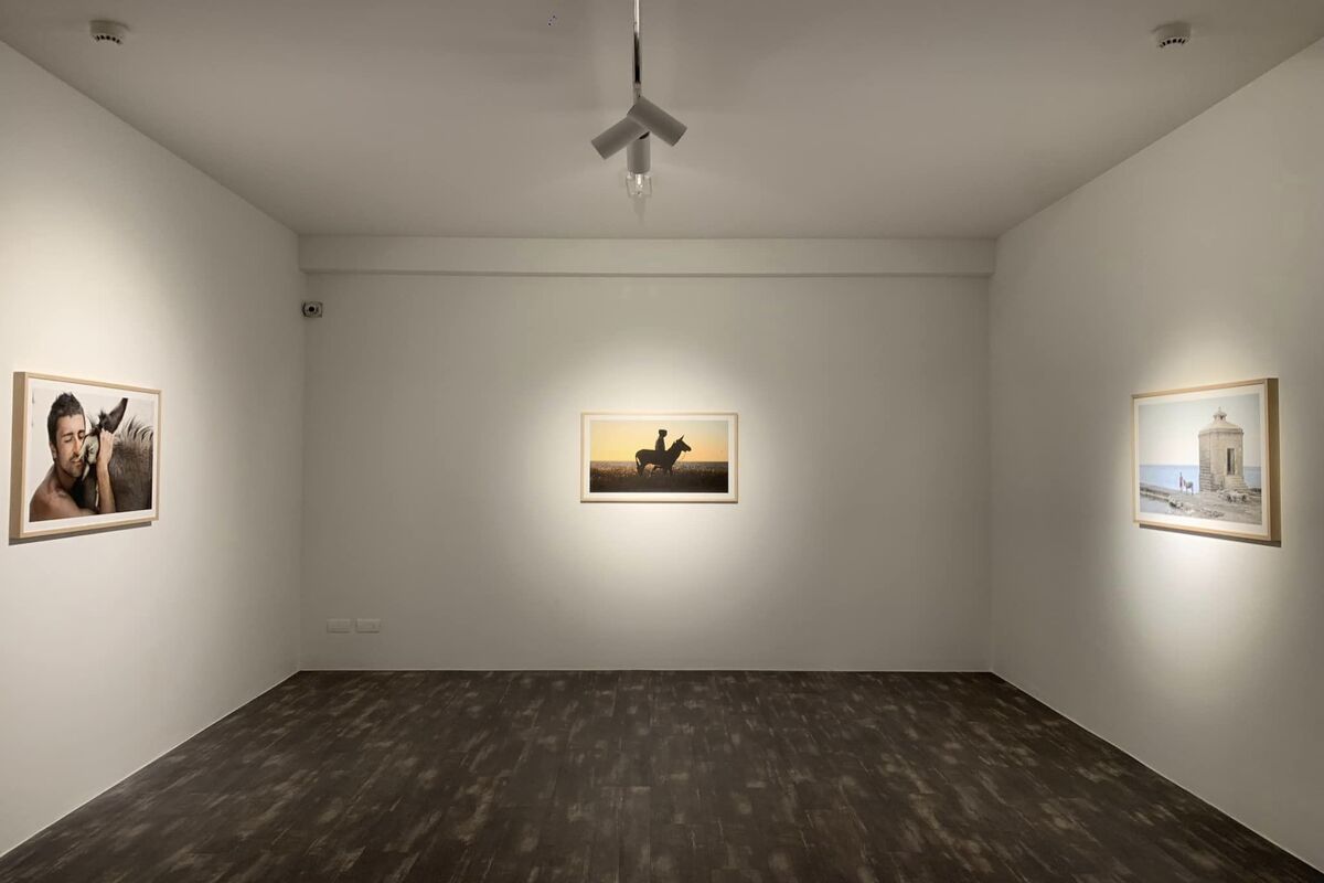 weekend a Polignano a Mare Museo di Arte contemporanea Pino Pascali, canmera con pareti bianche e 3 quadri su muro