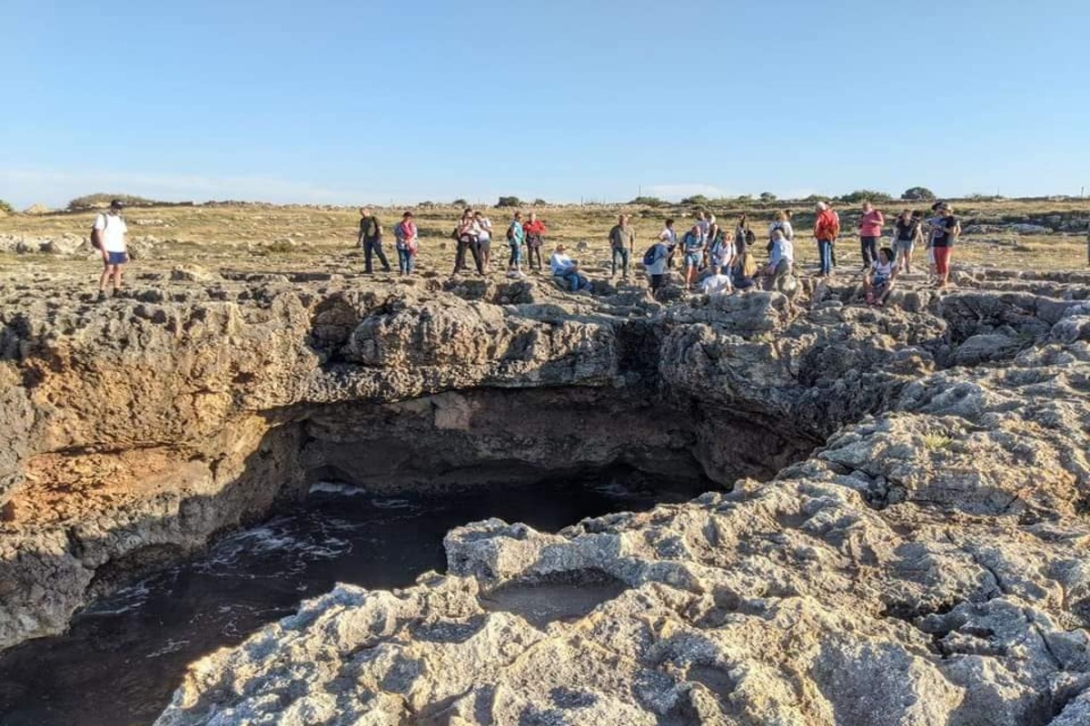 weekend a Polignano a Mare le grotte marine, scogliere rocciose con mare