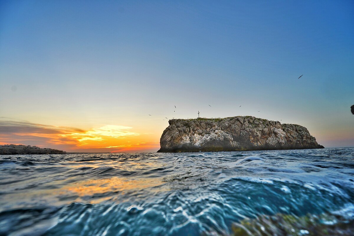 weekend-a-Polignano-a-Mare Veduta dello scoglio dell'Eremita dal lungomare C.Colombo